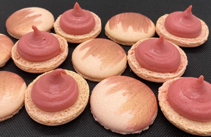 golden pink macaron ripieno